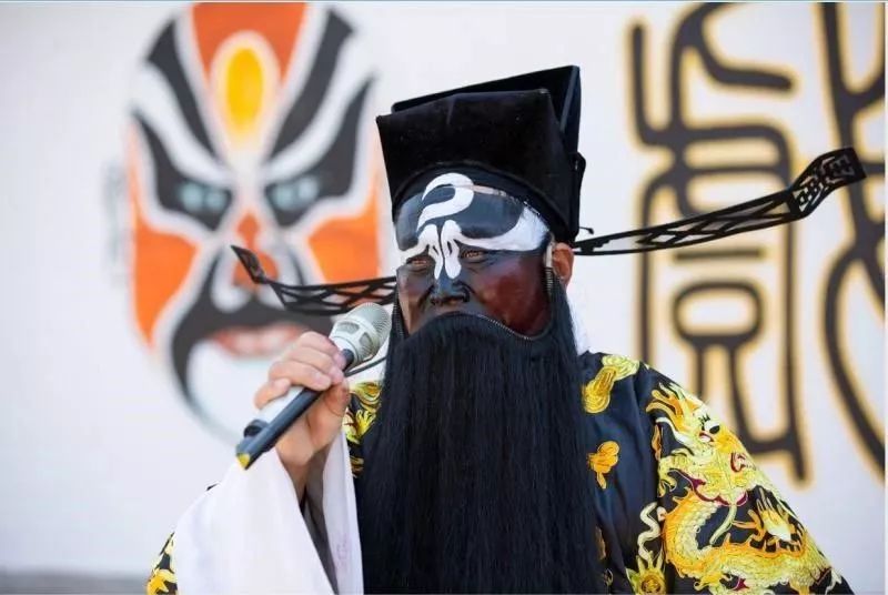 黑脸张飞叫喳喳……黄脸的典韦 白脸的曹操红脸的关公战长沙蓝脸的