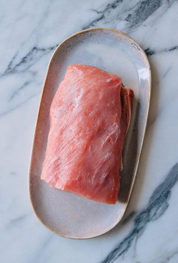 把猪里脊切成0.6厘米厚的薄片.