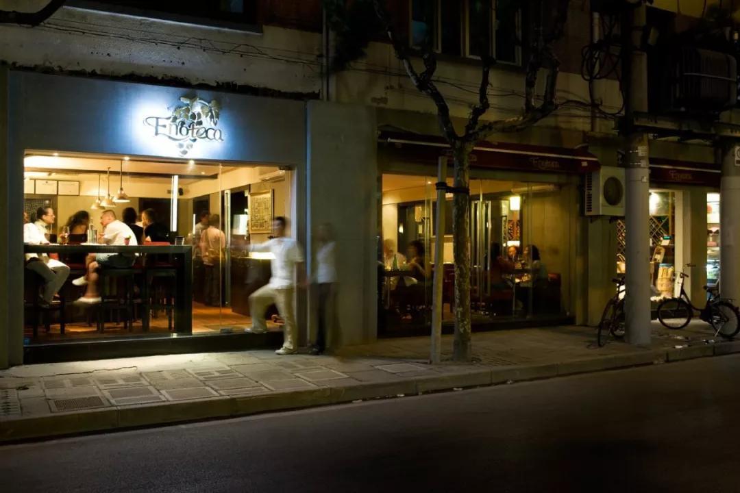 安福路上的夜晚风情enoterra红酒吧酒吧营业时间:周一至周日 10:00-22