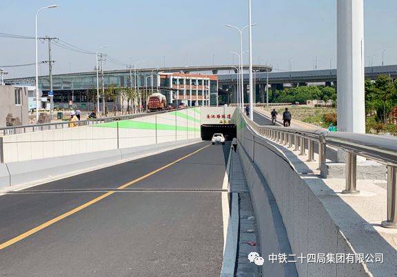 5月9日9时30分,由路桥公司承建的上海南池路隧道正式通车,标志着连接