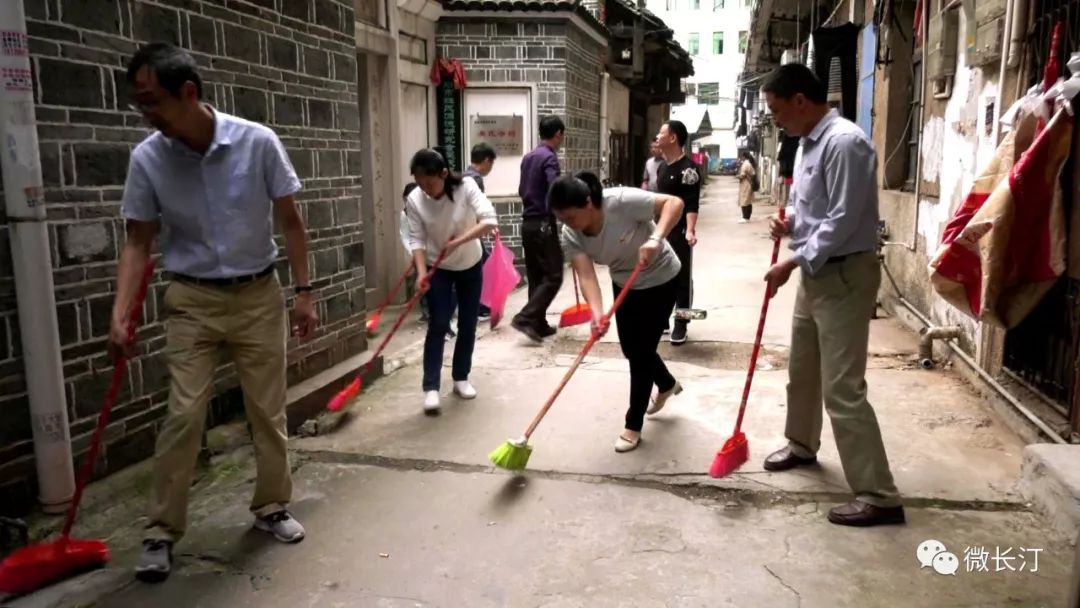 創城鞏固丨長汀縣城管局與汀州鎮聯合開展社區市容環境衛生集中整治