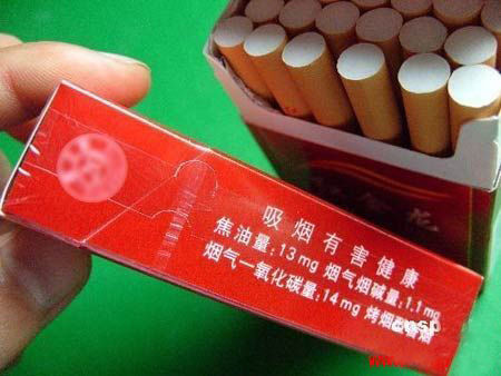 烟盒上吸烟有害健康图片