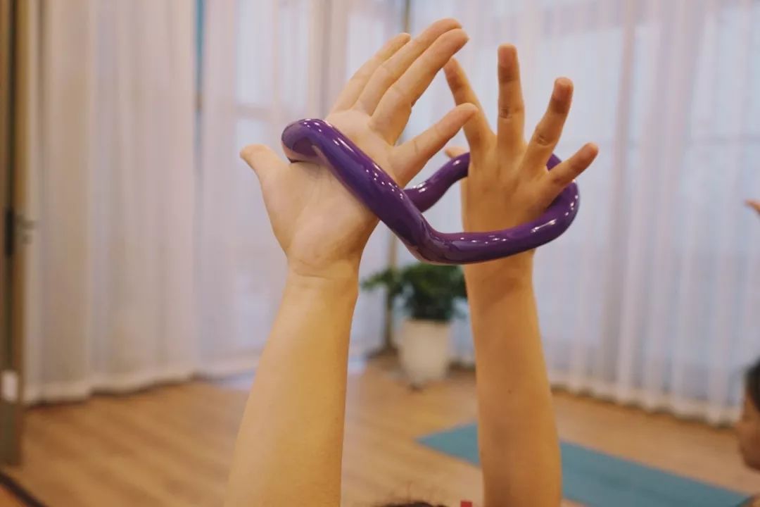 放松紧张的肌肉,这个功能可以帮助到瑜伽动作更加正确,带给身体更多的