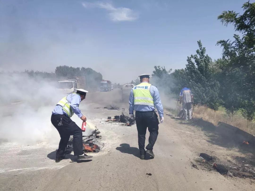 货车着火 司机却浑然不知 任丘交警拦车救火!
