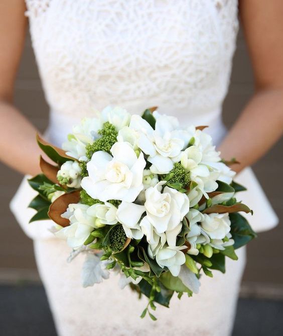 栀子花的花语是坚强,永恒的爱,一生的守候.手捧花