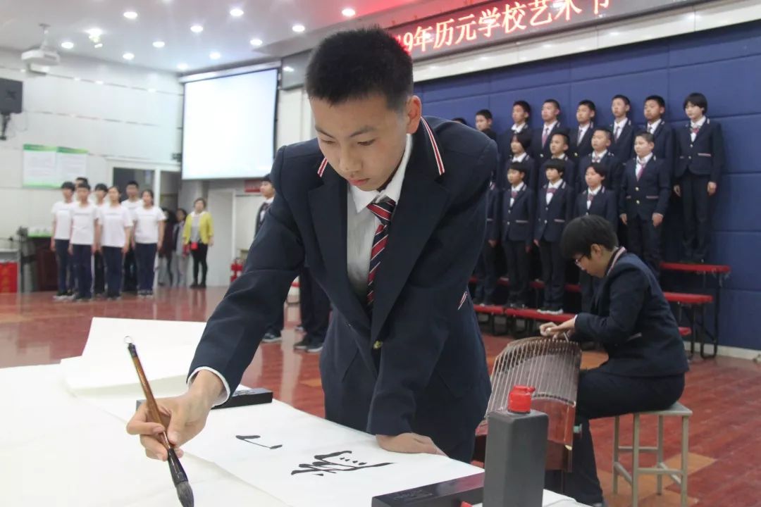 阳光下成长历元学校举办第十五届中小学班级文化艺术节