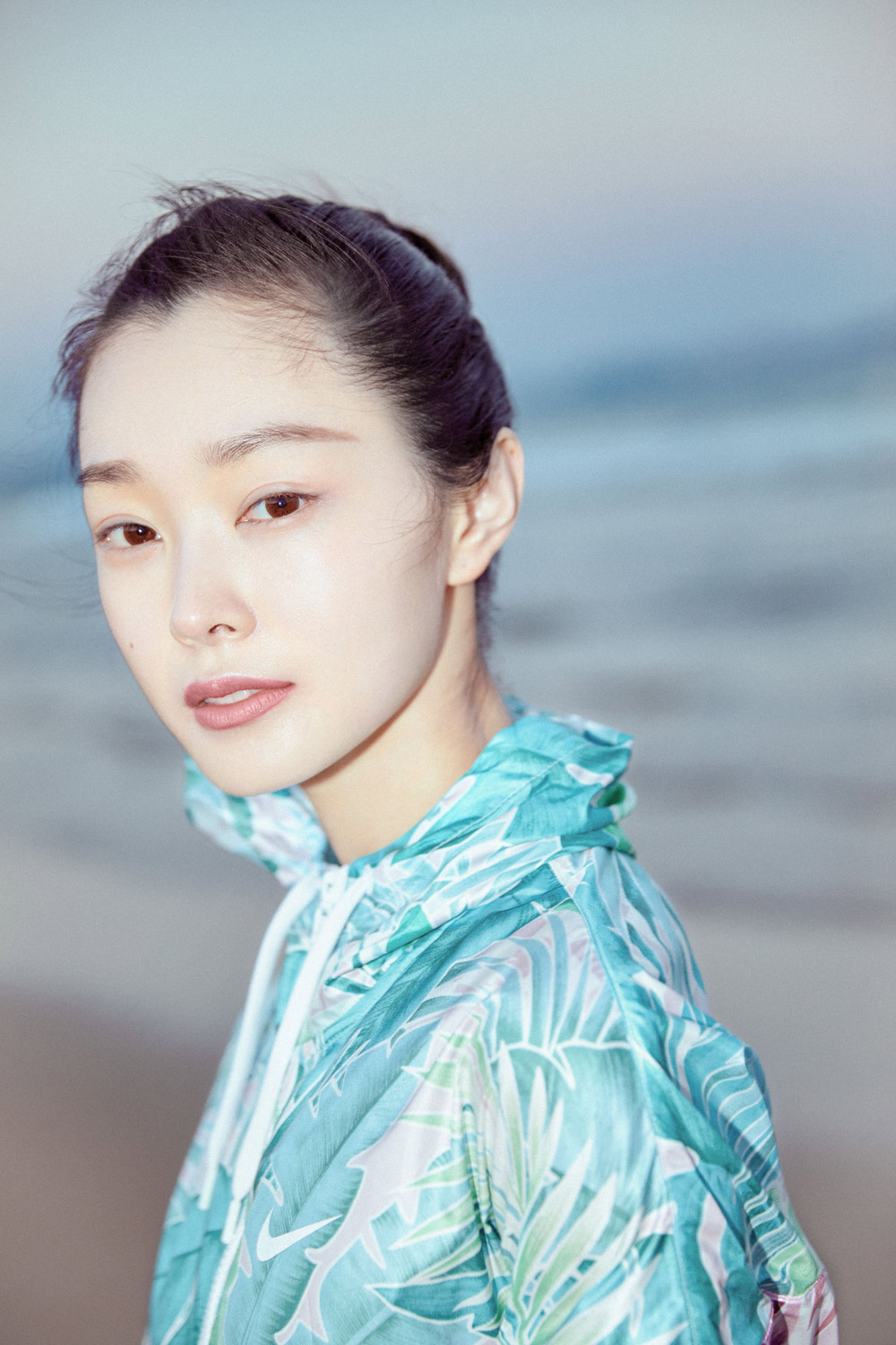 宋轶解锁海边时尚 自觉传递运动理念