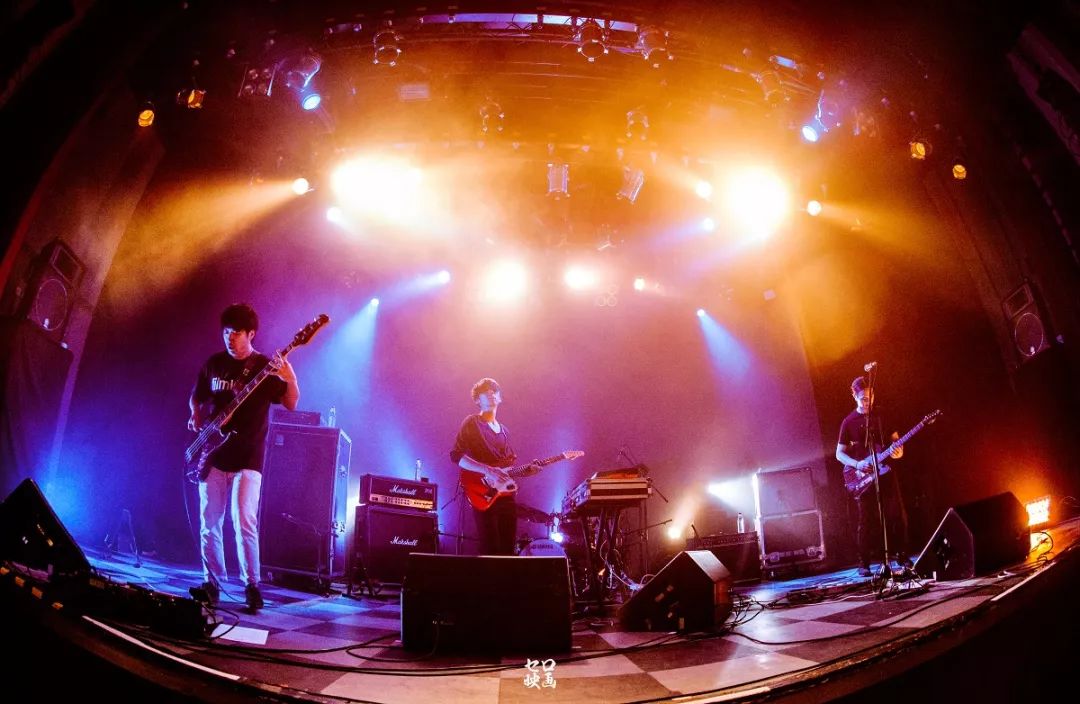 淡出,不停变换的组合,光怪陆离地伴随着lite的职业生涯"——优斯迪吧