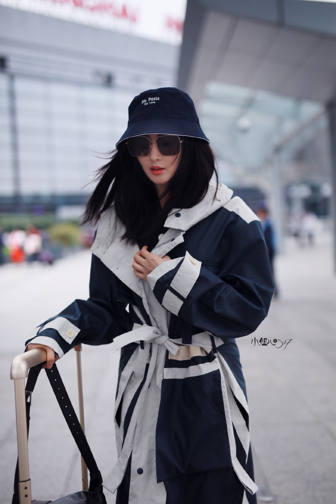 张天爱现身机场皮肤白皙,戴黑色墨镜又酷又美!