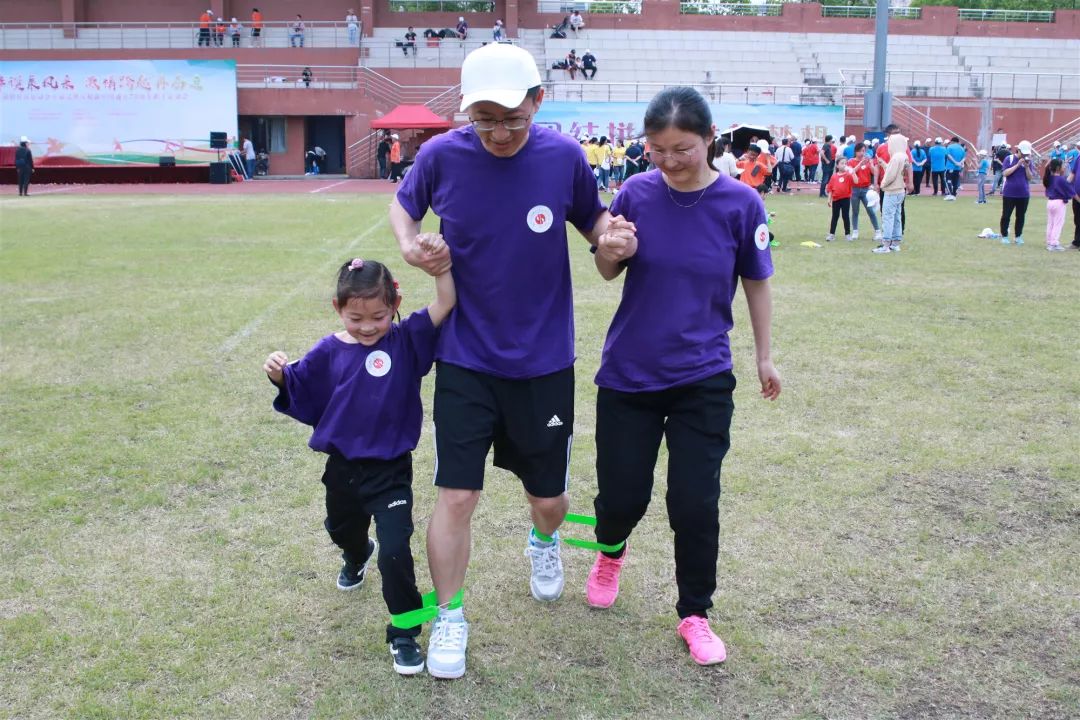 三人四足一家亲"奋勇争先"同舟共济"薪火相传"趣味接力"协力担当"众星
