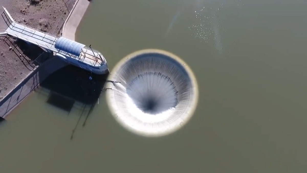 美国神秘的"湖面黑洞",一秒吞掉上千吨水,却备受人们追捧!