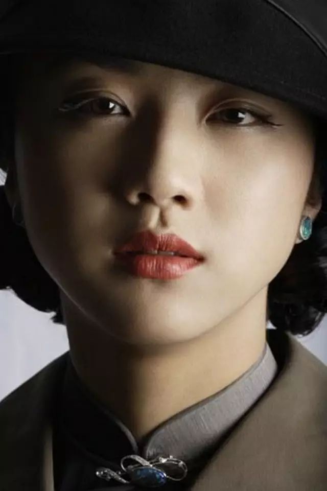 女人对深爱的男人,都会用含情脉脉,柔情似水的眼神,对男人示爱,就会向