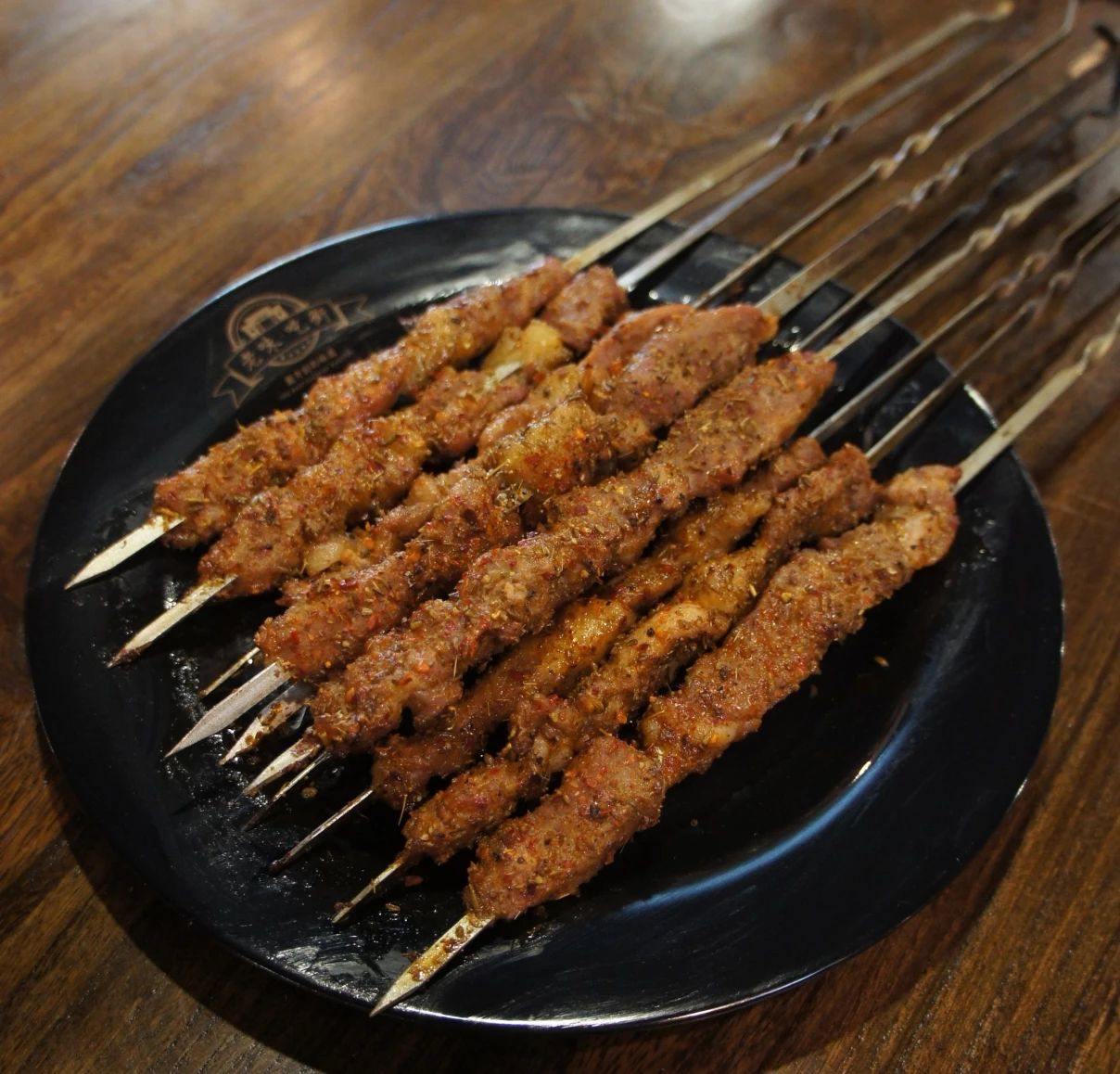 香而不柴,肋间肉肥瘦有致,肉中带筋,吃起来口感层次最丰富羊肉串有