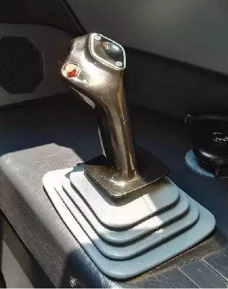 揭秘飞机驾驶舱里那些鲜为人知的神秘设备