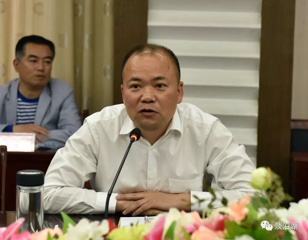 张学林指出 ★丁世学与林国梁代表双方签订《湖北文理学院与老河口