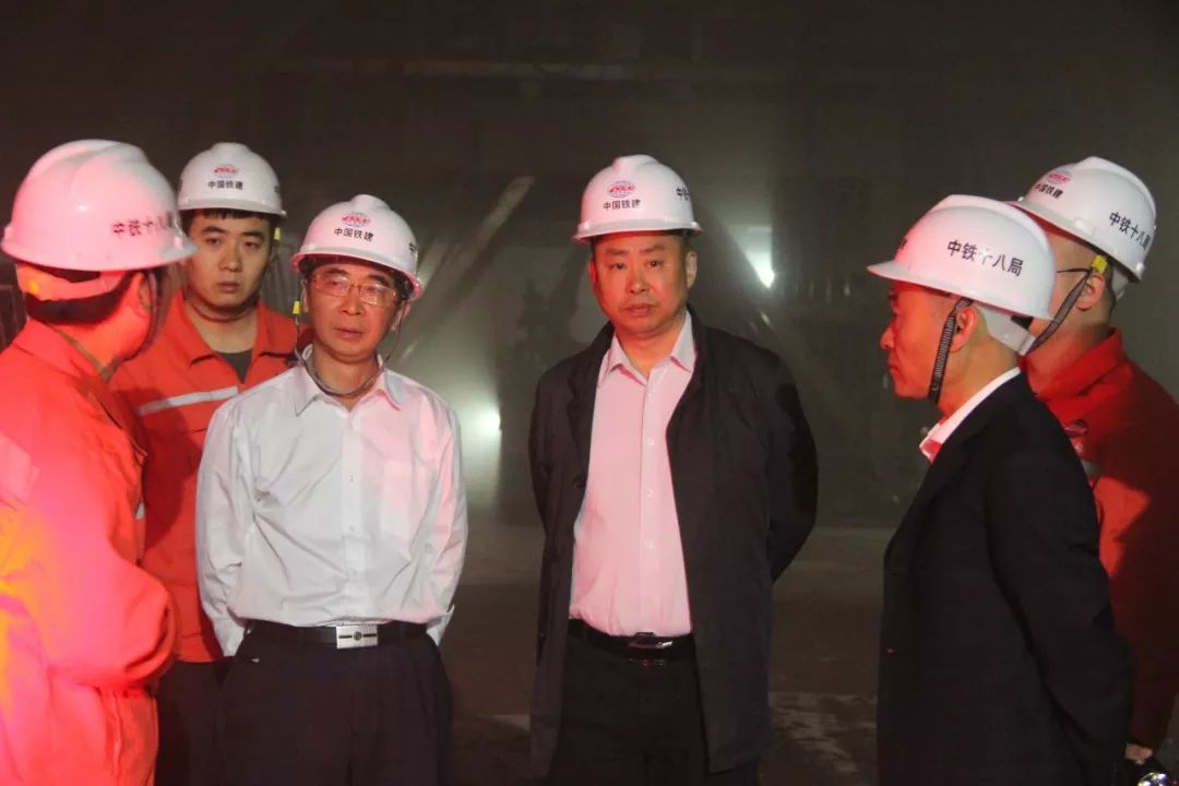 到郑万2标项目部检查指导工作集团公司纪委书记鲁小龙一行