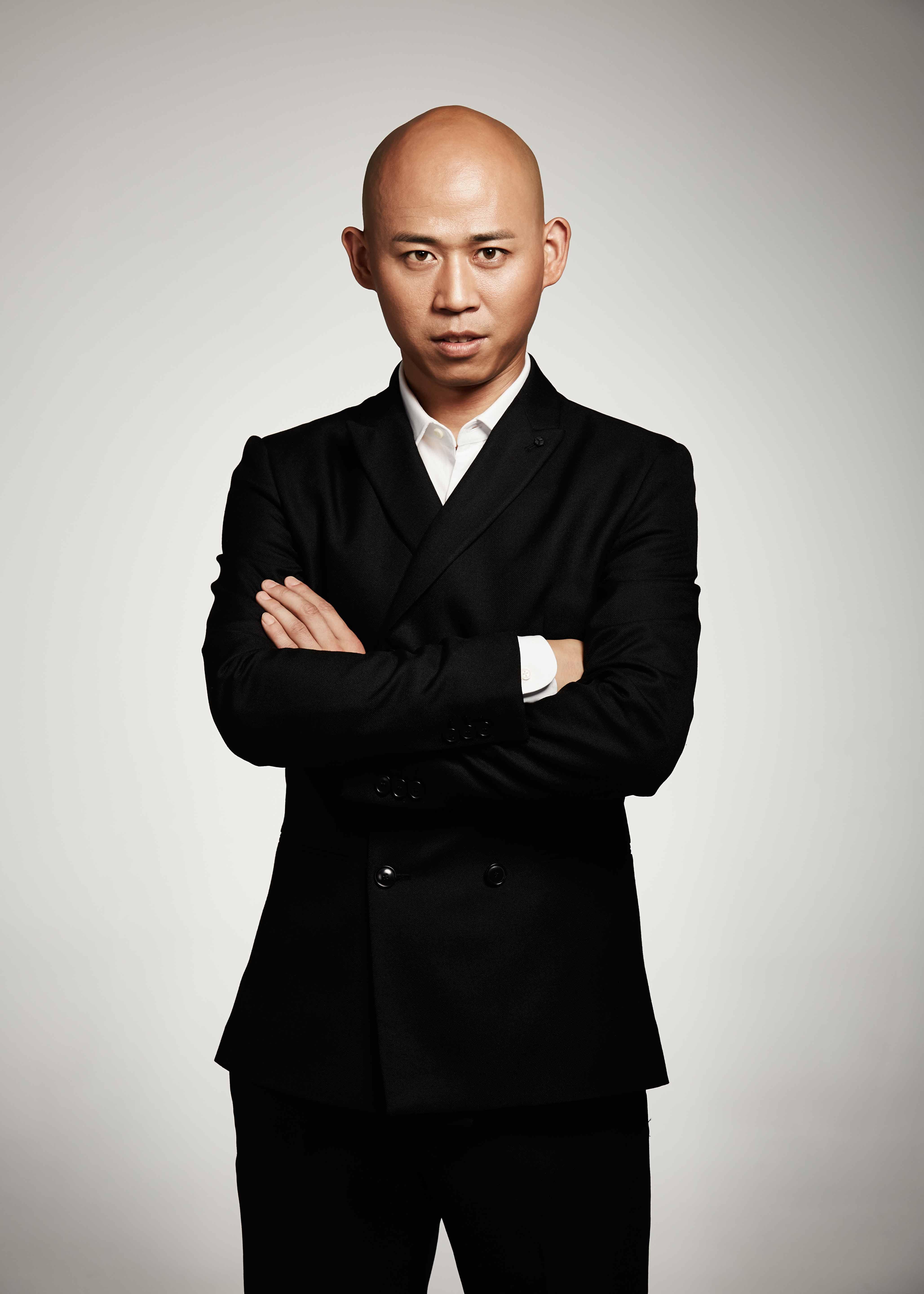 庞国昌黑色西装写真曝光目光深邃犀利尽显硬朗本色