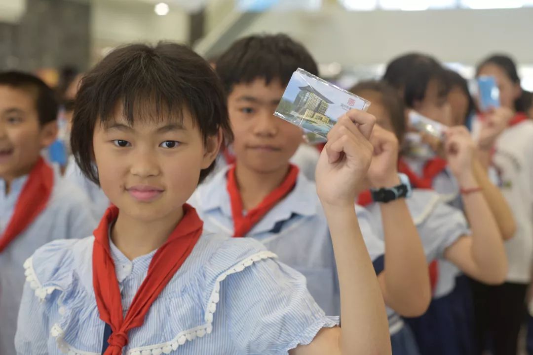 进入福州市图书馆畅游书海第一次手持自己的借书证台江区教师进修学校