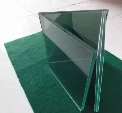 用普通型材封阳台,一般开启窗(即可以活动的窗扇)用5mm钢化玻璃,固定