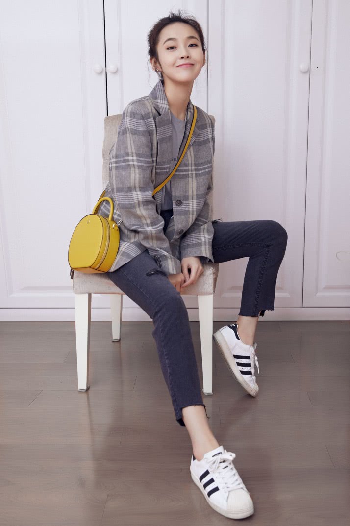 张佳宁值得吗? 为了显高竟将双脚与地面凹成一条直线! 完全看呆了