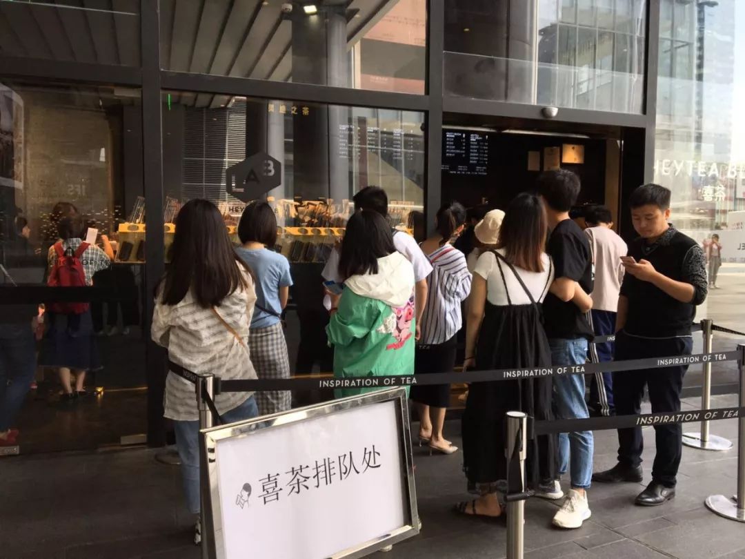 排队两小时只为一口网红奶茶记者亲测结果