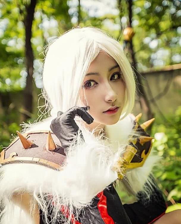 王者荣耀.钟无艳cos:这钟无艳出的是"攻击装",抗不了伤害