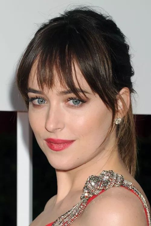 达妹dakota jackson更不用说了,饱满锃亮的额头遇上高发际线,留下了无