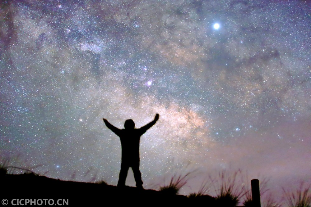 5月11日,在甘肃张掖平山湖,星空摄影爱好者在"拥抱"星河.