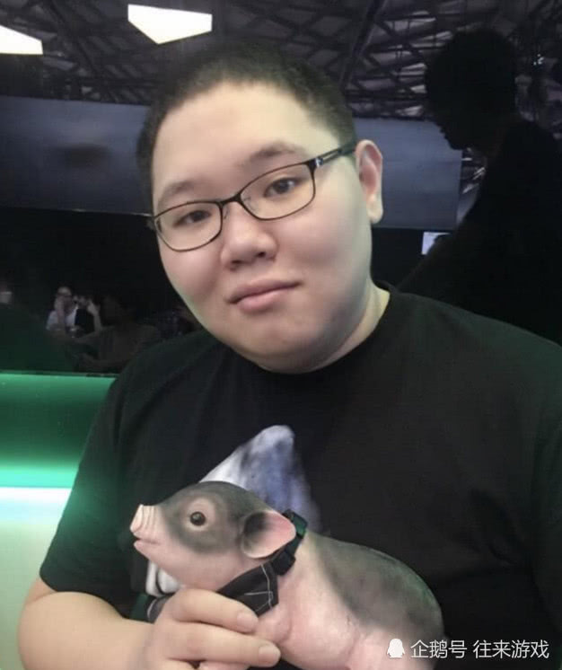 pdd算错账送粉丝72万有谁注意到其表情网友作秀