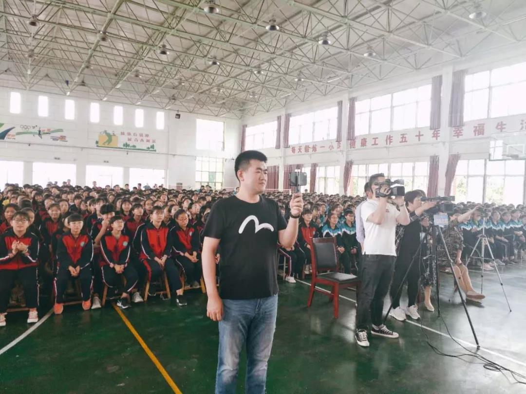 5 月 15 日,保定市光禹河北梆子艺术研究院在蠡县南庄中学举行了