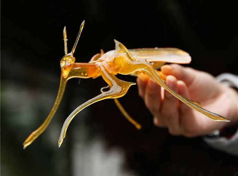 "装配"成立体模型般的新型糖画,比如图五的"糖车"和图六的"糖螳螂",都