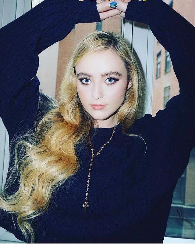 今年22岁的凯瑟琳纽顿,私底下也是个爱打扮的精致女孩!还经常看见她与