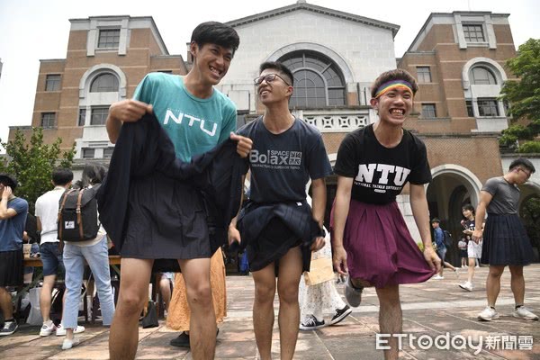 当日,读书会的男生们穿上短裙,在图书馆前摆出各种姿势去拍照,同时