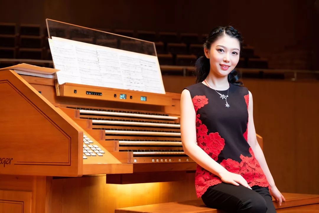 幼年师从于张美燕老师;2003-2007就读于上海音乐学院,师从于朱磊教授