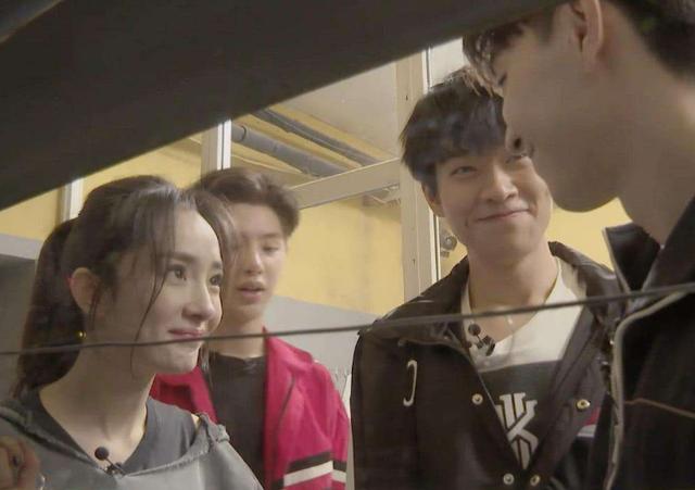 邓伦和杨幂亲密接触,抱着对方上台阶,邓伦的手在干嘛?_时候