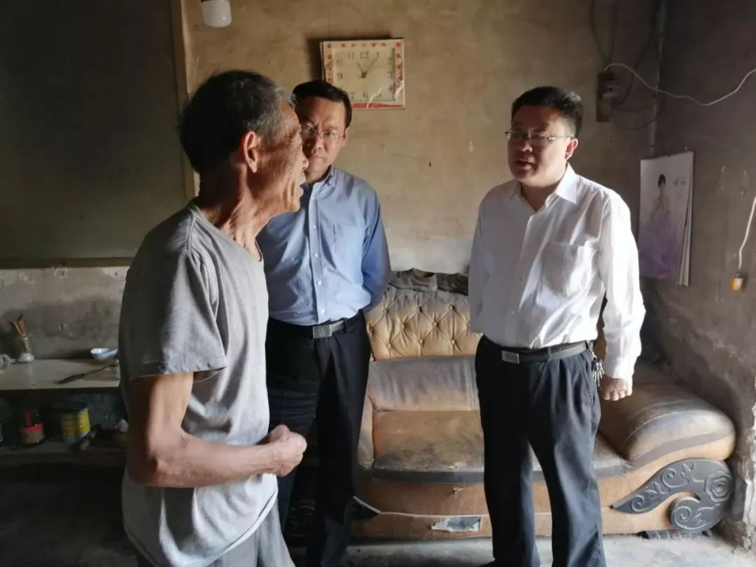 市政府党组副书记吴广兴到台头镇走访慰问贫困户