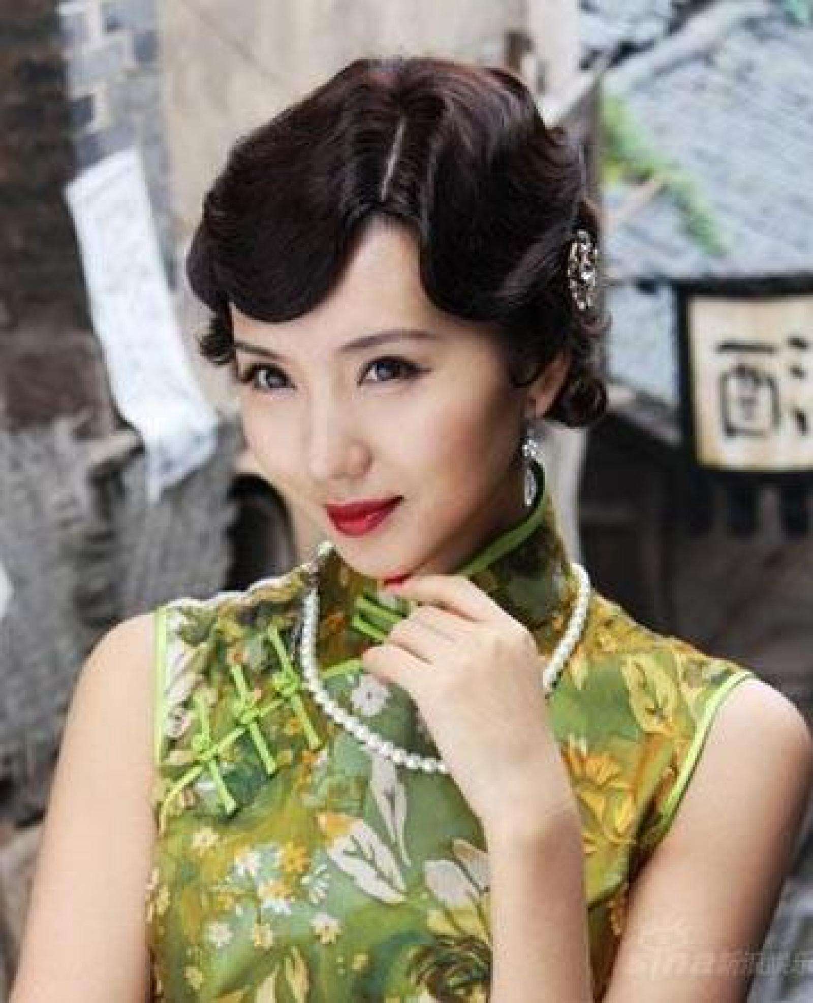 杨幂可能是她这个身高和年龄段中穿上旗袍之后最美的女演员了.