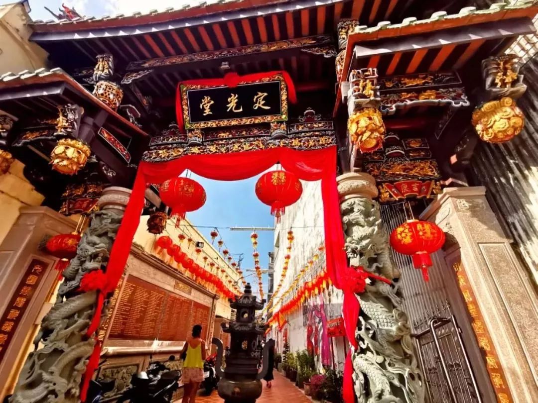 始建于1889年的定光堂,流光溢彩的飞檐翘角,走过挂