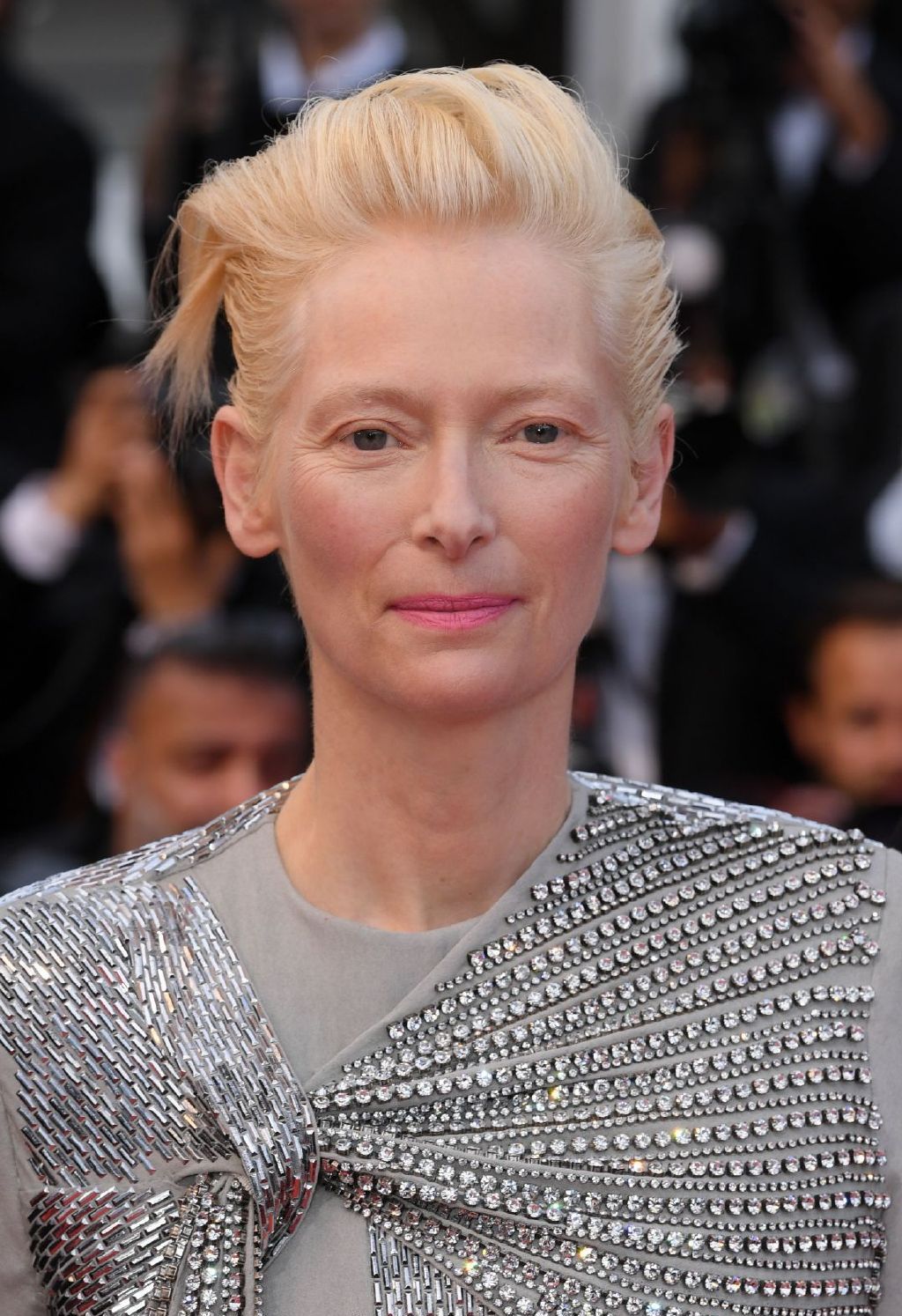 蒂尔达·斯文顿现身戛纳电影节,59岁古一法师银色礼裙惊艳全场_身材