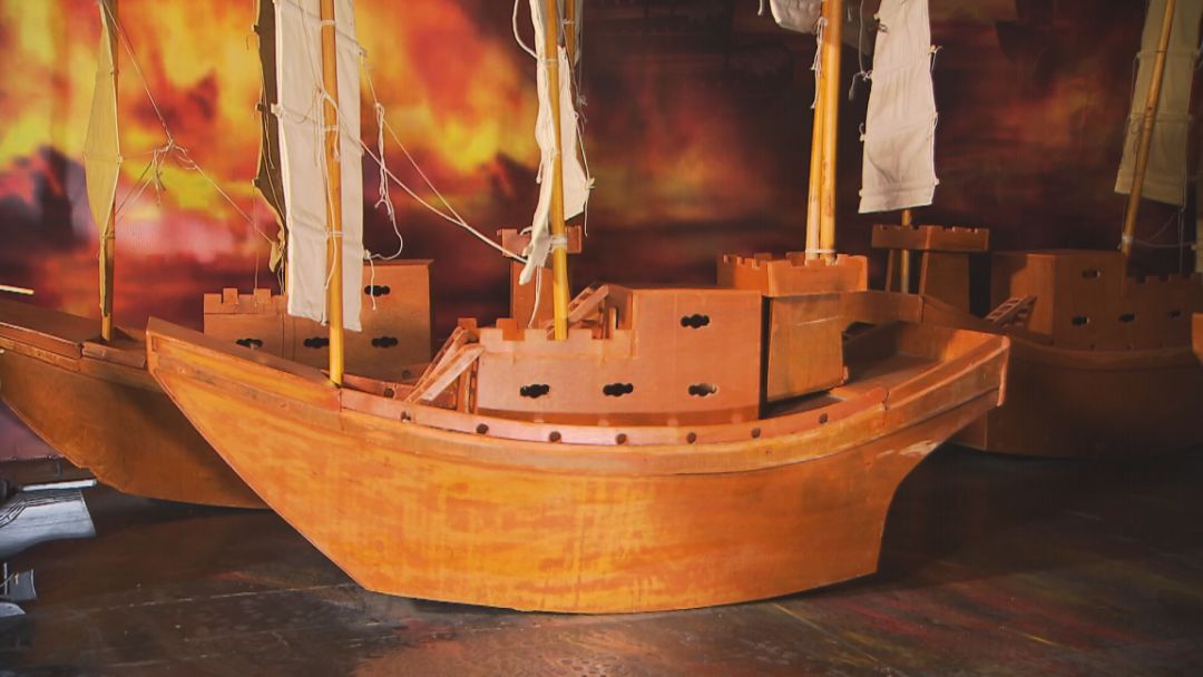 在今天的赤壁市博物馆中,还可以见到仿制的当年东吴战船模型.