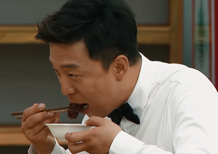 黄渤以试菜之名追着要吃红烧肉越吃越香连吃好几块