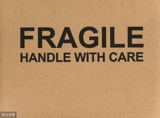 货箱上标明"小心轻放".