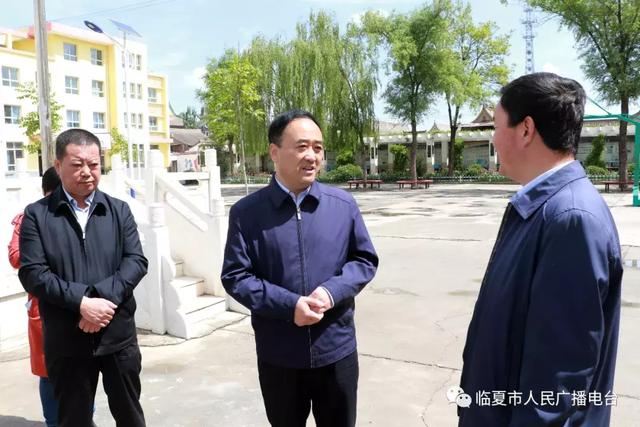 市领导调研枹罕镇王坪村道路改扩建工程进展情况_曹正民
