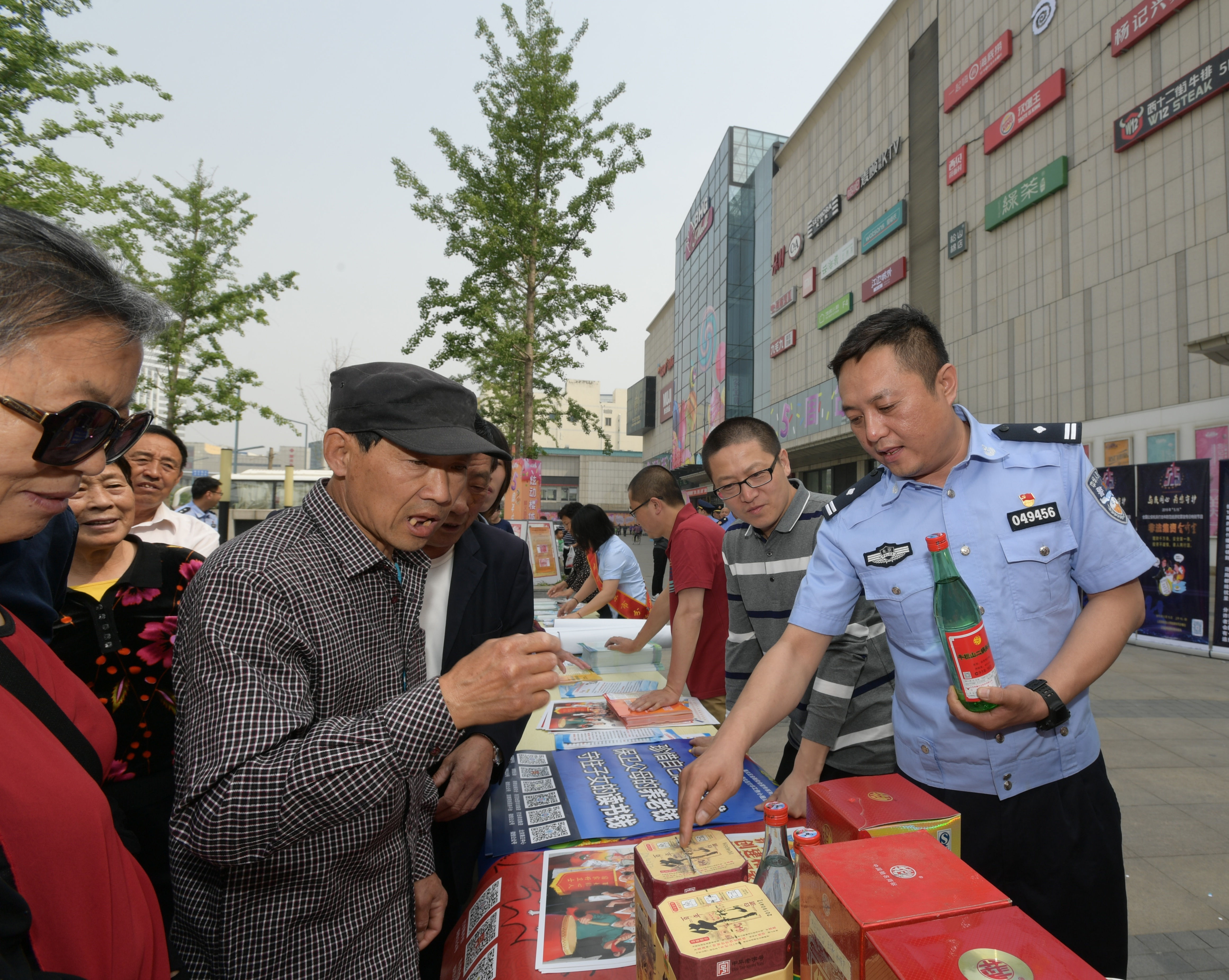 顺义分局民警向群众介绍辨识假冒伪劣商品技巧顺义分局民警向群众发放