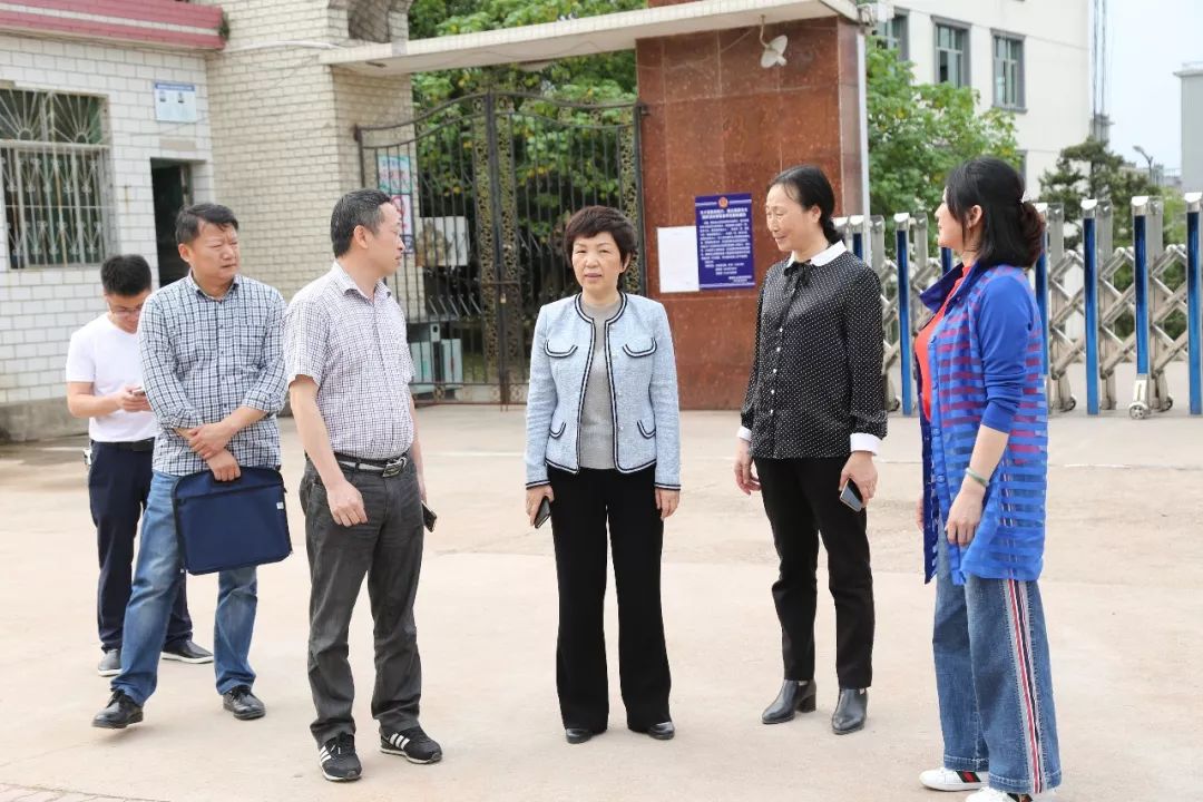 兴安学校,钟山学校和横峰中学检查校园安全工作,副县长王芳陪同检查