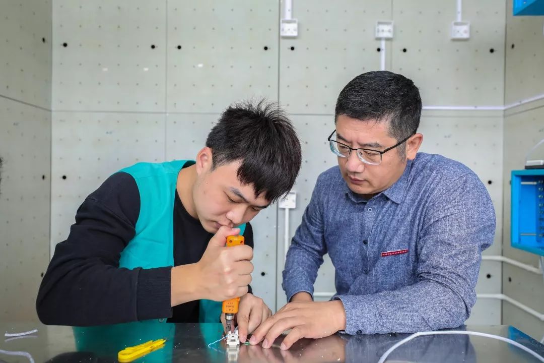 福州365劳模百人百像|李宏达:立足专业前沿,倾注教育心血