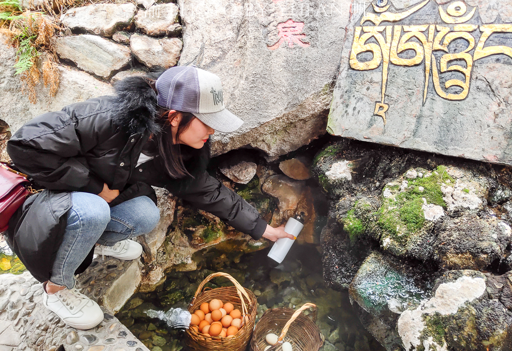 贡嘎雪山下有个药池沸泉，游客们一边泉水泡脚一边饮泉水吃煮鸡蛋