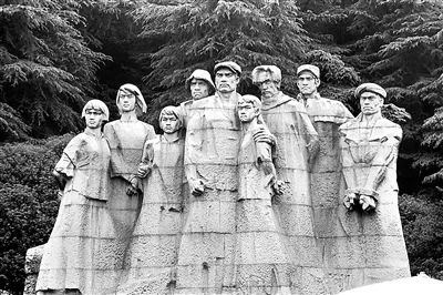 雨花台烈士群雕 (资料图片)南京雨花台,古称玛瑙岗,聚宝山,是一座美丽