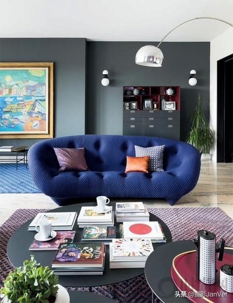 来自ligne roset 的蓝紫色沙发在灰色墙漆的衬托下不再出戏,沙发前后