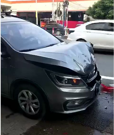 大货车撞的车头严重变形从图片视频可见发生了一起车祸梅平饭店附近今